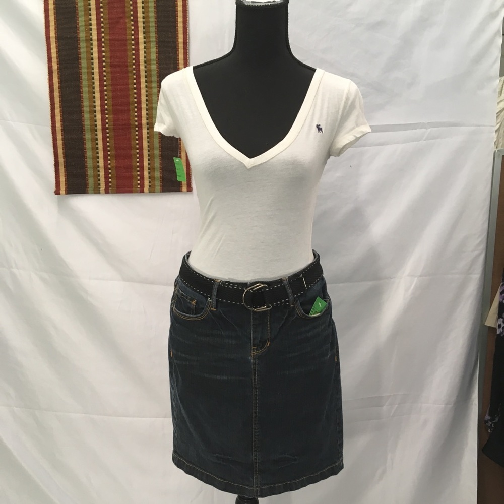 Abercrombie V neck tee and Converse denim skirt